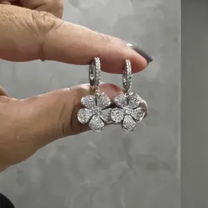 Brinco de Clik cravejado com Pingente de Flor Cravejado