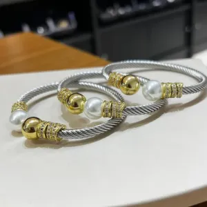 Bracelete em cabo de aço com ponta banhada + perola