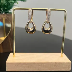Brinco de Argola Clik cravejada com pingente Gota Lisa