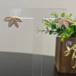 Brinco de Flor cravejada