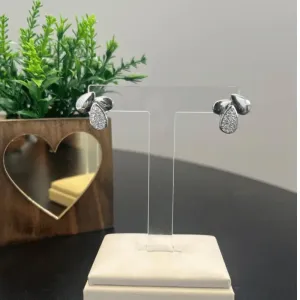 Brinco de Gota meio cravejada