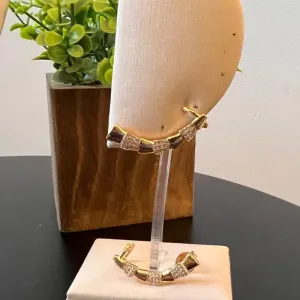 Brinco Ear Cuff cravejado