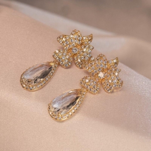 Brinco de Flor Cravejada com Gota de Cristal