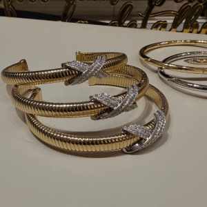 Bracelete em X mix de banhos