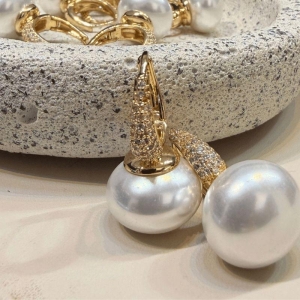 Brinco de Clik cravejado e pérola - Banho de Ouro