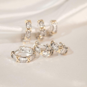 Brinco Trio Clik cravejado Mix de Banho X Dourado