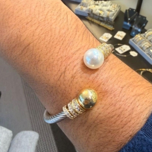 Bracelete em cabo de aço com ponta banhada + perola