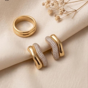 Brinco Ondas Cravejado - Banho de Ouro