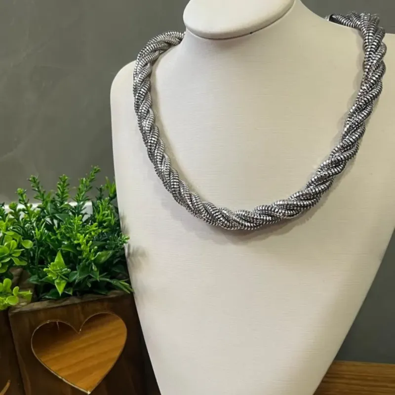 Colar torcido com 10mm 45cm de comprimento + 5cm de extensor
