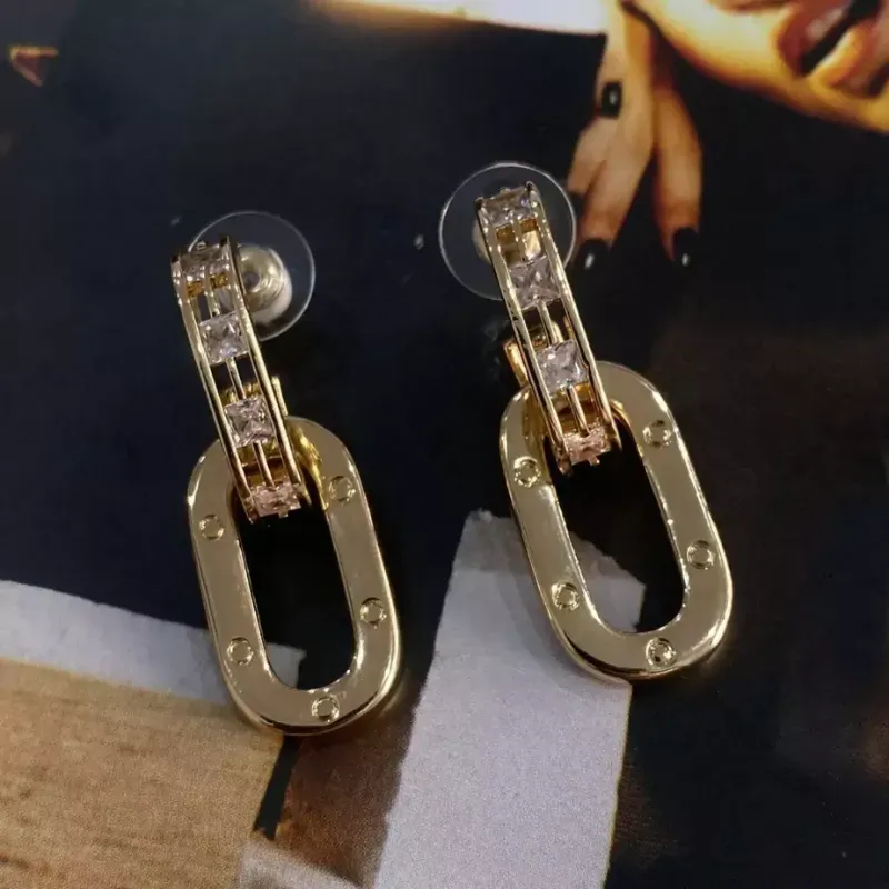 Brinco de Argola tarraxa pingente oval com Zircônias