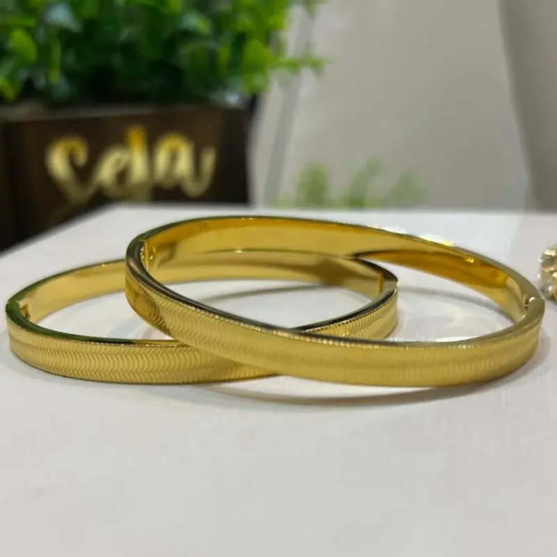 Bracelete em Aço trabalhado - Dourado