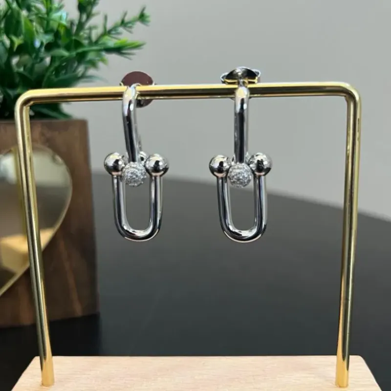 Brinco Inspiração Cartier Tarraxa
