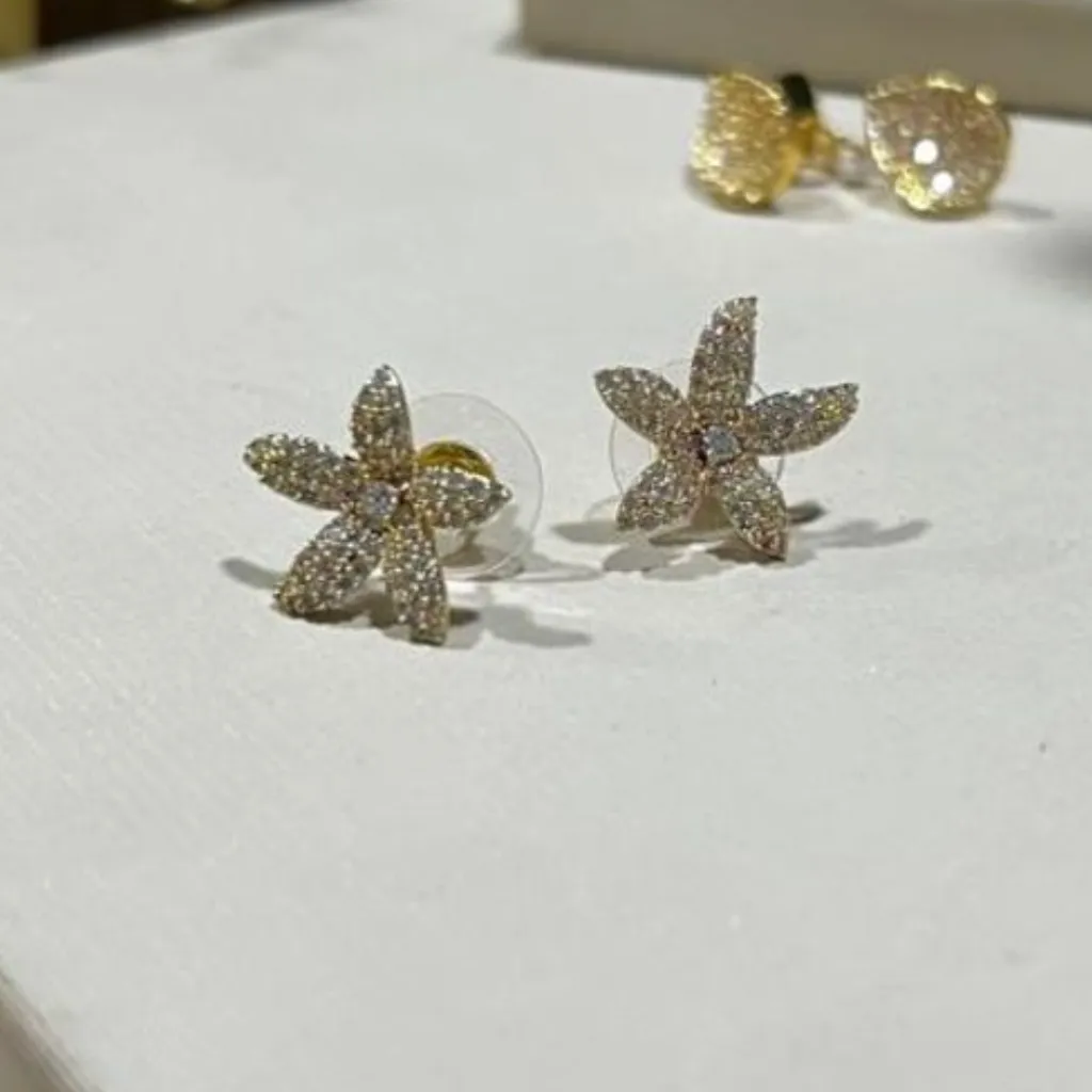 Brinco de Flor Cravejado - tarraxa