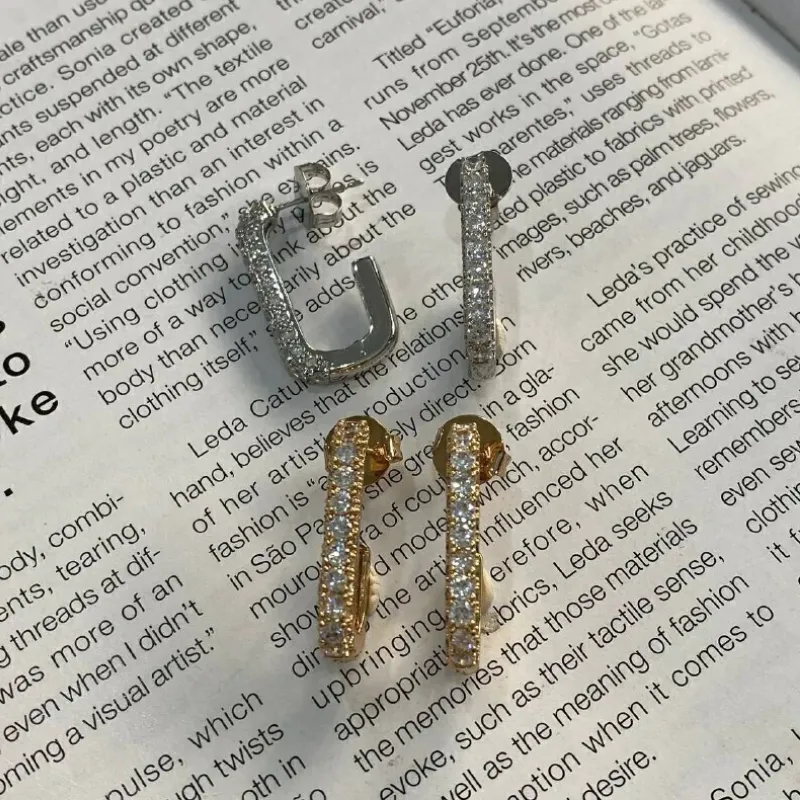 Brinco meia argola cravejada em zirconias