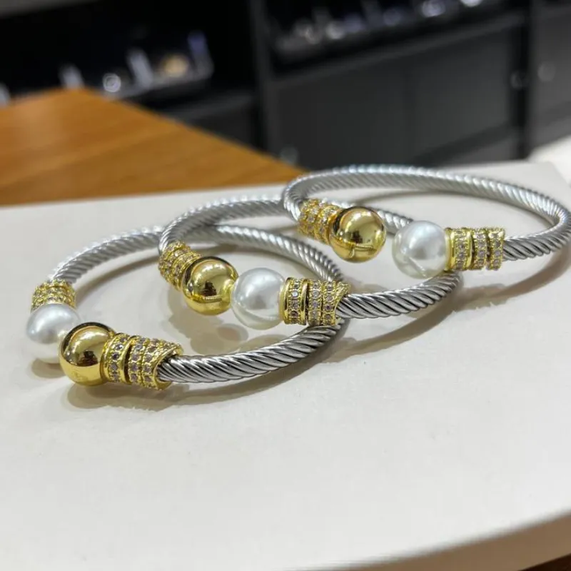 Bracelete em cabo de aço com ponta banhada + perola