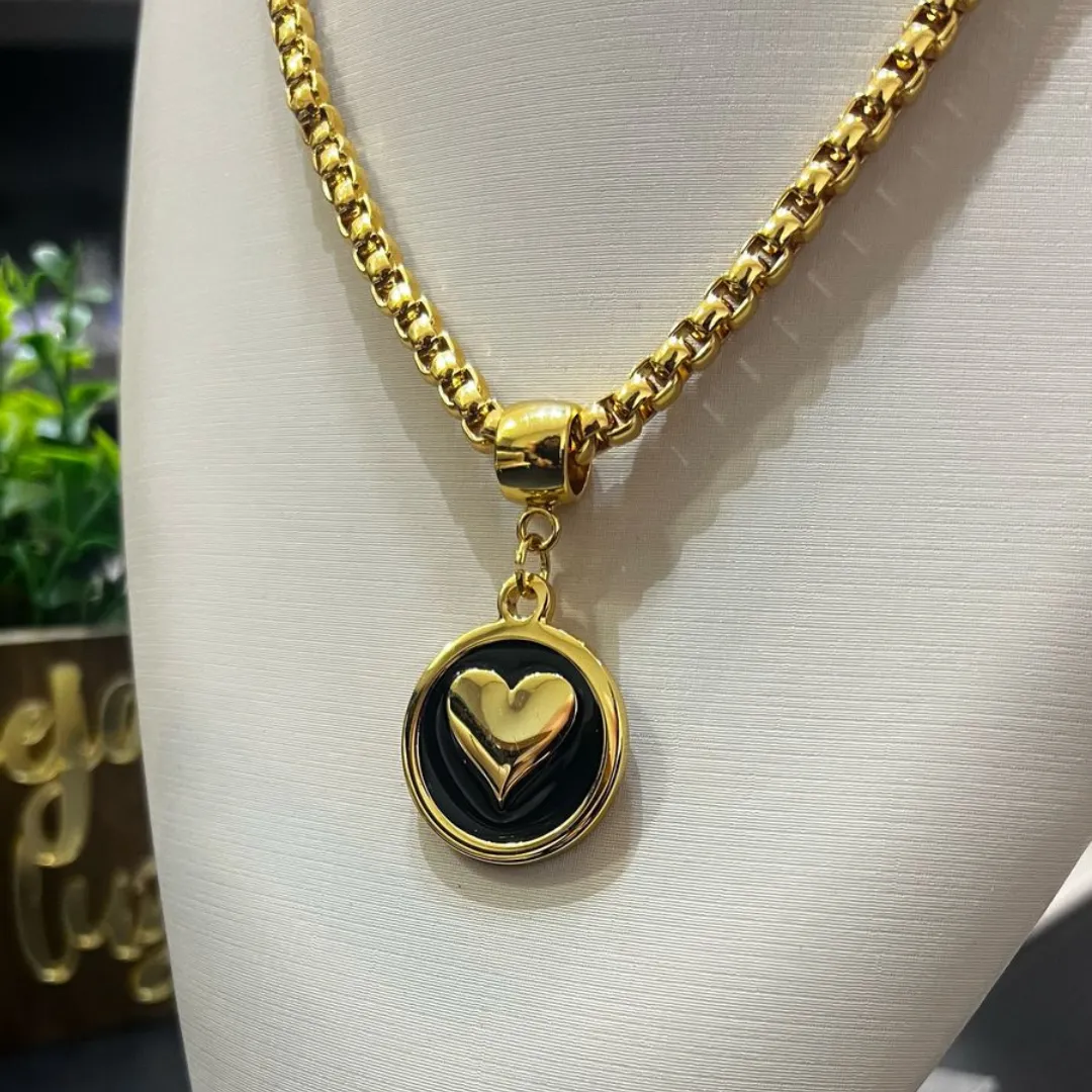 Colar Cartier redonda Pingente coração preto coração liso - Ouro