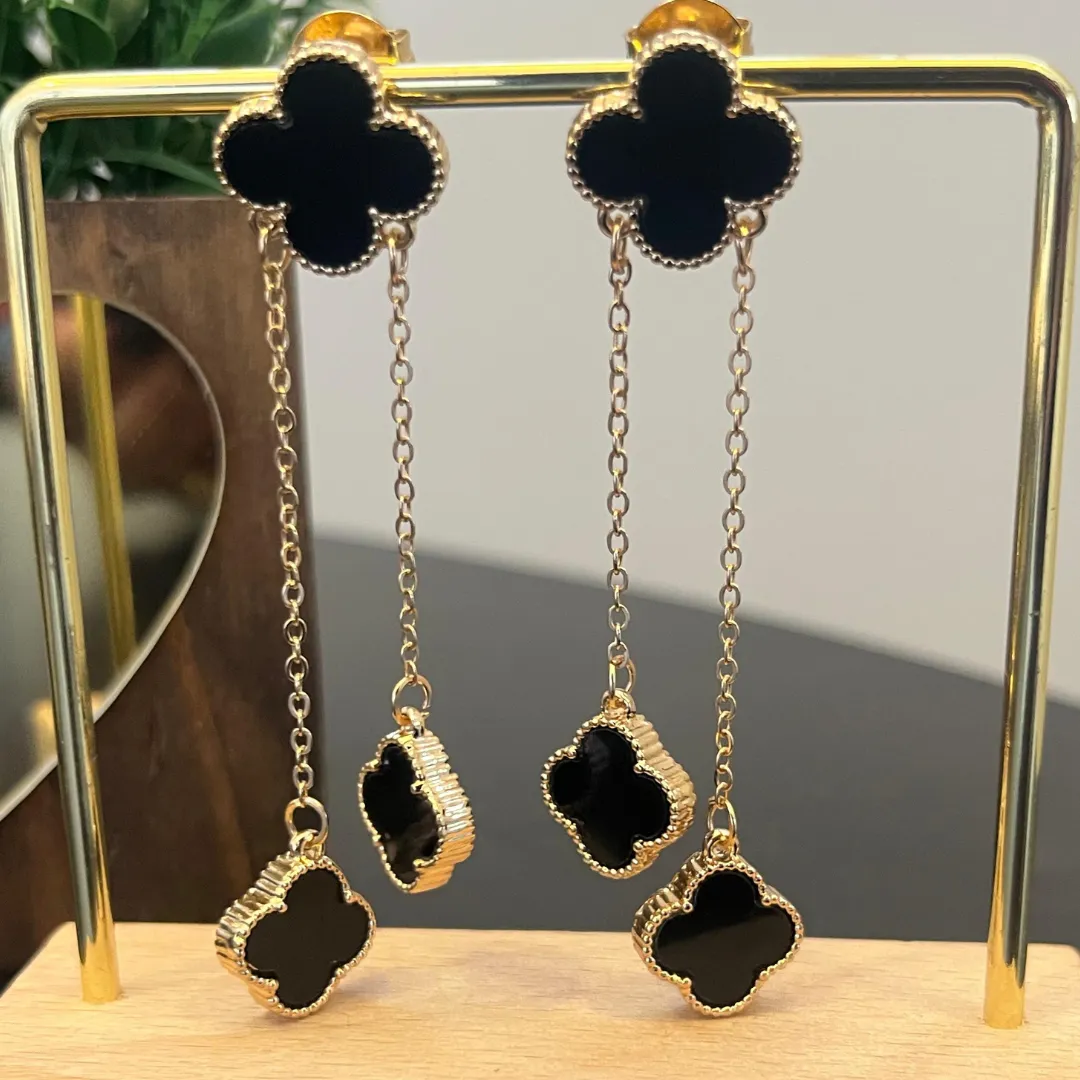 Brinco de trevo Preto - Banho de ouro
