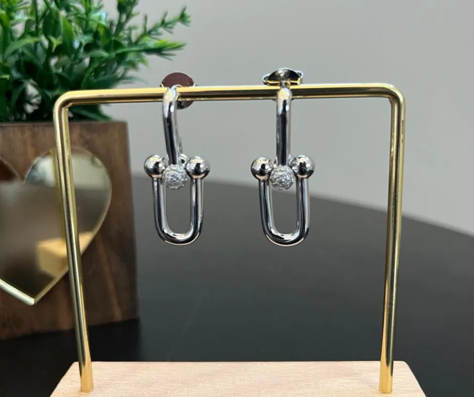 Brinco Inspiração Cartier Tarraxa