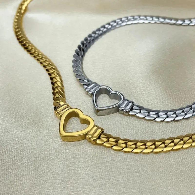 Choker fita com coração vazado 5mm e 43cm de comprimento + 5cm de extensor