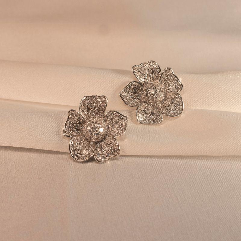 Brinco de Flor Cravejado
