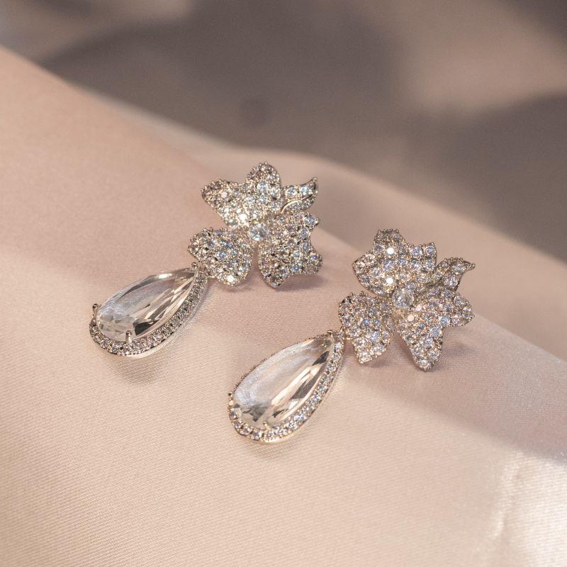 Brinco de Flor Cravejada com Gota de Cristal