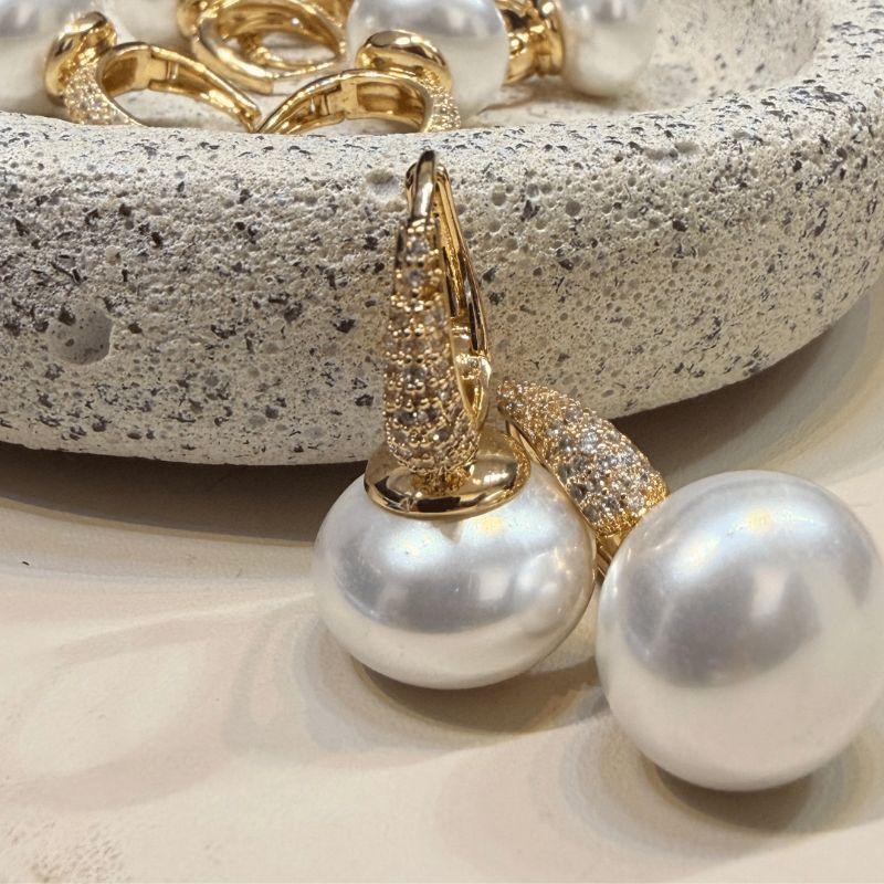 Brinco de Clik cravejado e pérola - Banho de Ouro