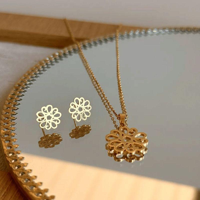 Conjunto de Flor Vazada - Aço com banho de ouro