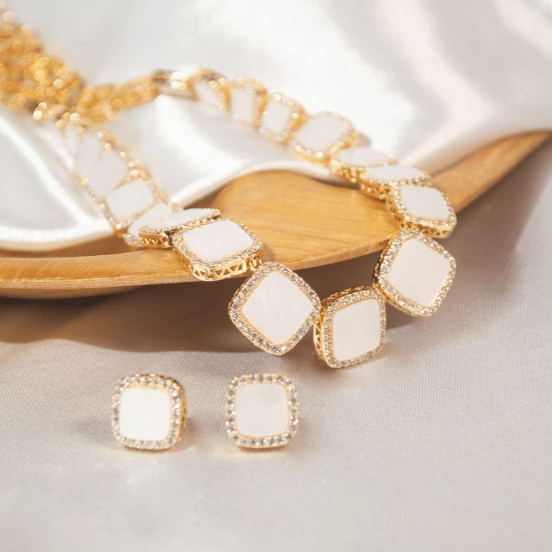 Conjunto Elegante Cravejado - Banho de ouro pedra MadrePerola