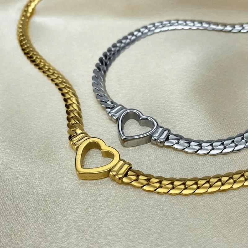 Choker fita com coração vazado - Aço com Banho